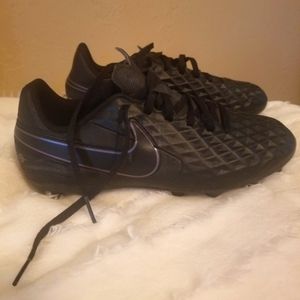 Nike like new cleats big boys size 5